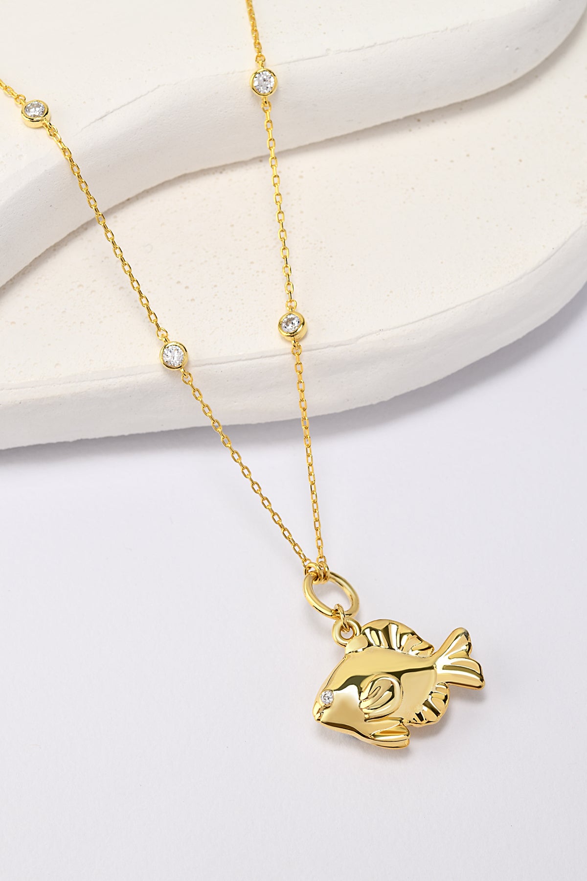 925 Ayar Gümüş Üzeri 18K Altın Kaplama Balık Kolye – Taş Detaylı, Zarif Zincir